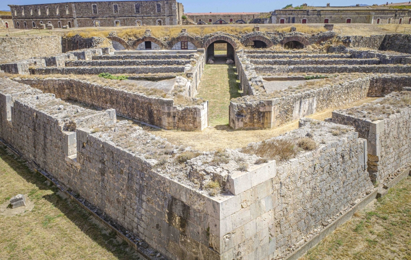 El castell de Sant Ferran és un dels elements patrimonials més extensos i destacats de la ciutat. El castell de Sant Ferran és un dels elements patrimonials més extensos i destacats de la ciutat.