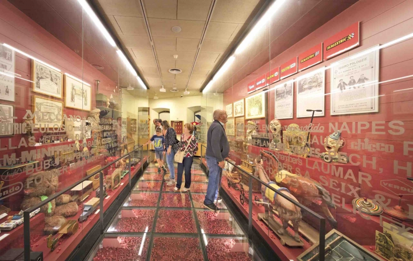 El Museu del Joguet de Catalunya exposa més de 4.000 peces relacionades amb el món del joc de totes les èpoques. El Museu del Joguet de Catalunya exposa més de 4.000 peces relacionades amb el món del joc de totes les èpoques.