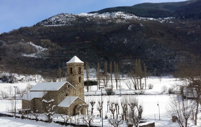 L’església de Sant Feliu de Barruera, sota la neu. Malgrat obres posteriors, manté l’indiscutible estil romànic de la vall. L’església de Sant Feliu de Barruera, sota la neu. Malgrat obres posteriors, manté l’indiscutible estil romànic de la vall.