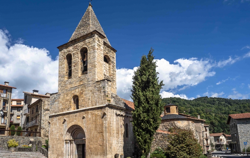 El nucli històric del petit poble de Llanars s’estructura al voltant de l’església romànica de Sant Esteve. El nucli històric del petit poble de Llanars s’estructura al voltant de l’església romànica de Sant Esteve.