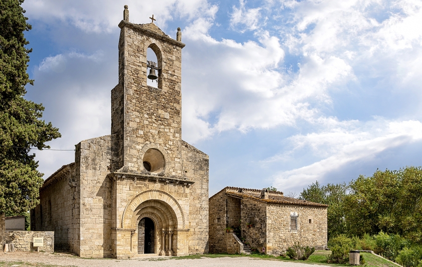 L’església de Santa Maria de Porqueres va ser consagrada l’any 1182 i s'ubica dalt d’un petit turó. L’església de Santa Maria de Porqueres va ser consagrada l’any 1182 i s'ubica dalt d’un petit turó.