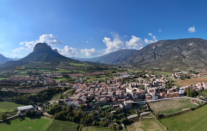 El poble d'Organyà es troba als peus de la muntanya de Santa Fe