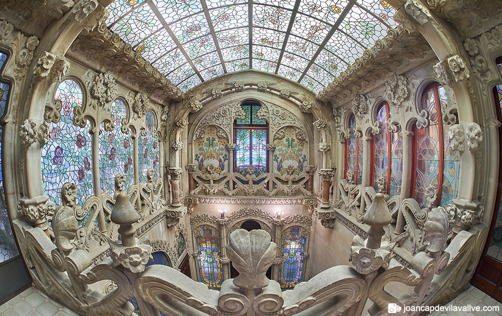 L'interior de la Casa Navàs conserva intactes el mobiliari, els vitralls i la decoració original dissenyada per Lluís Domènech i Montaner