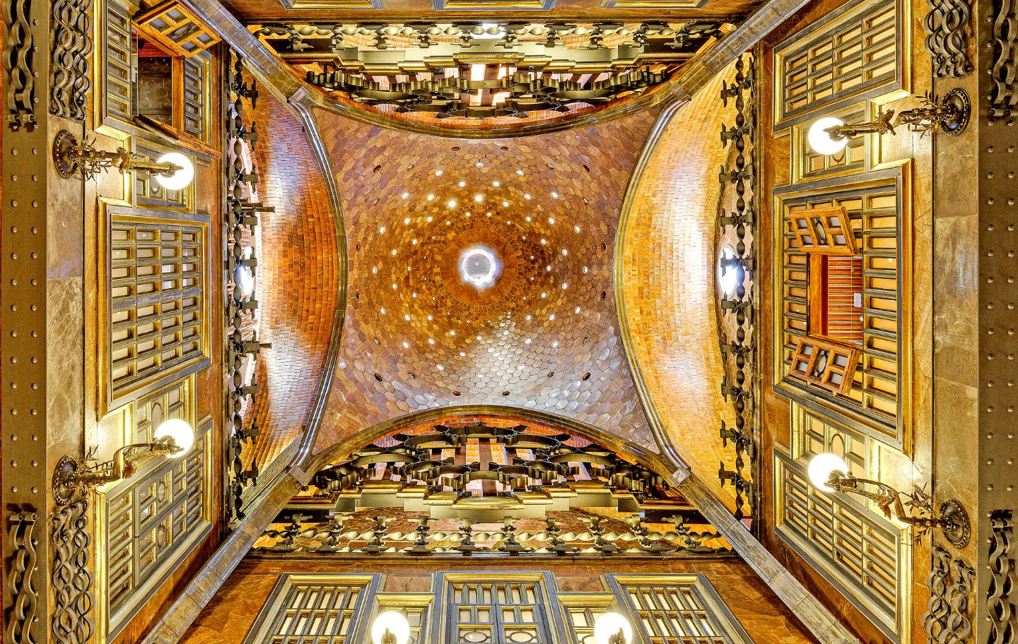 L’espectacular cúpula parabòlica que cobreix el saló central de la planta noble del Palau Güell L’espectacular cúpula parabòlica que cobreix el saló central de la planta noble del Palau Güell