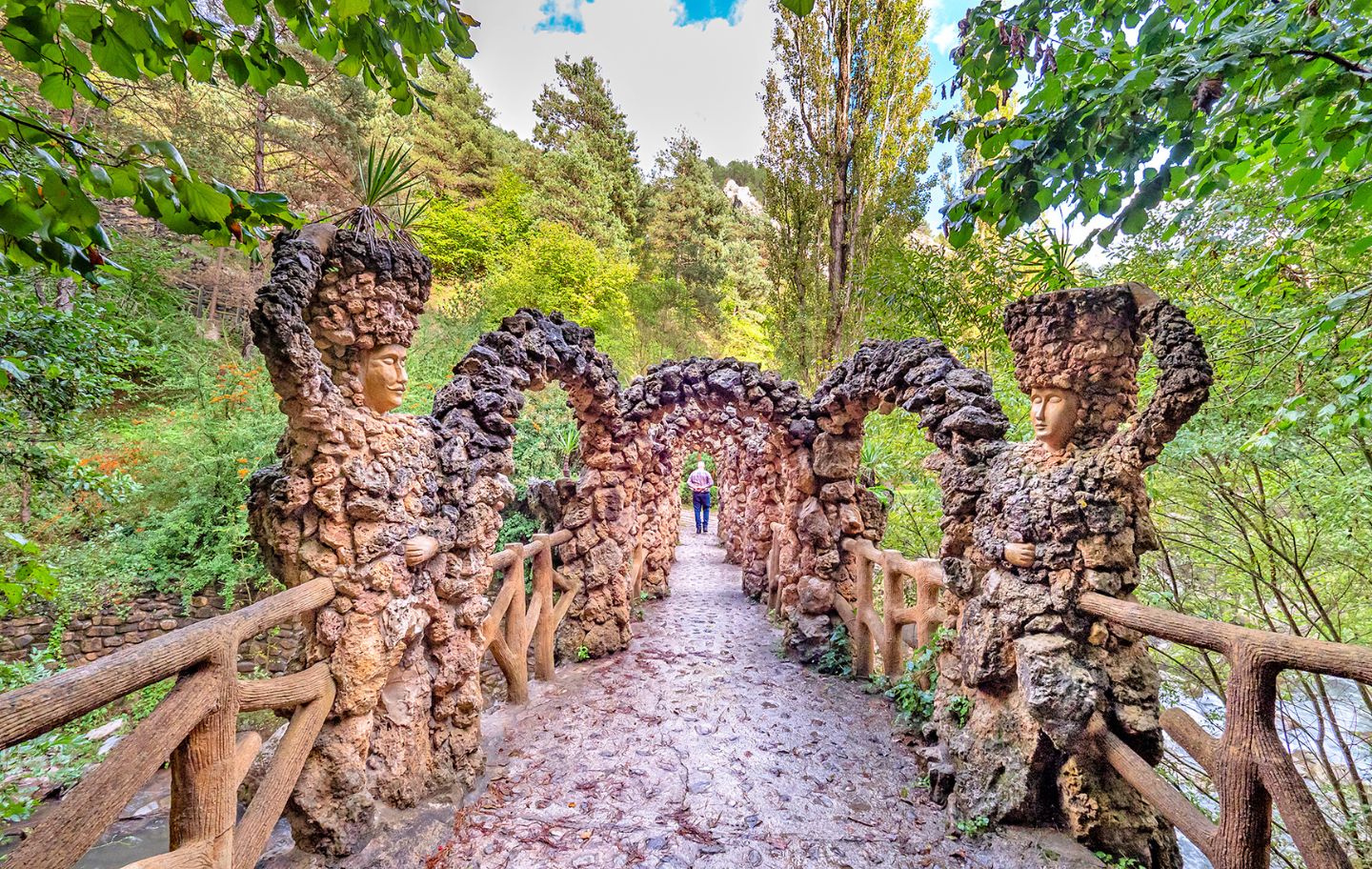 El pont dels Arcs, decorat amb unes impressionants cariàtides, és un dels dos que travessen els dos barrancs que passen pels Jardins Artigas.