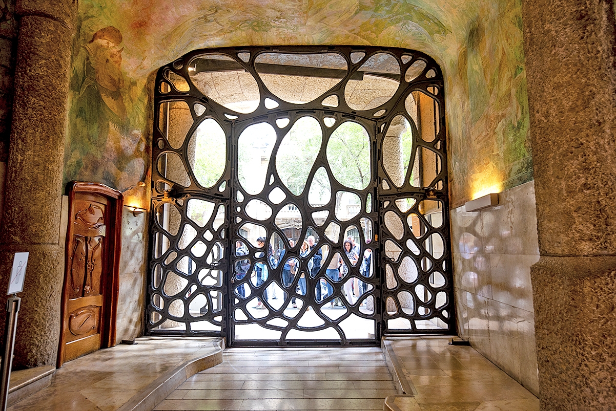 L'espectacular porta de ferro forjat de La Pedrera L'espectacular porta de ferro forjat de La Pedrera