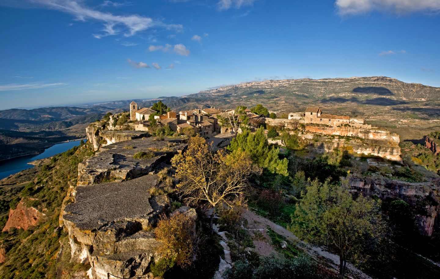 Siurana, enclavada al cingle, és una de les imatges més icòniques del Priorat