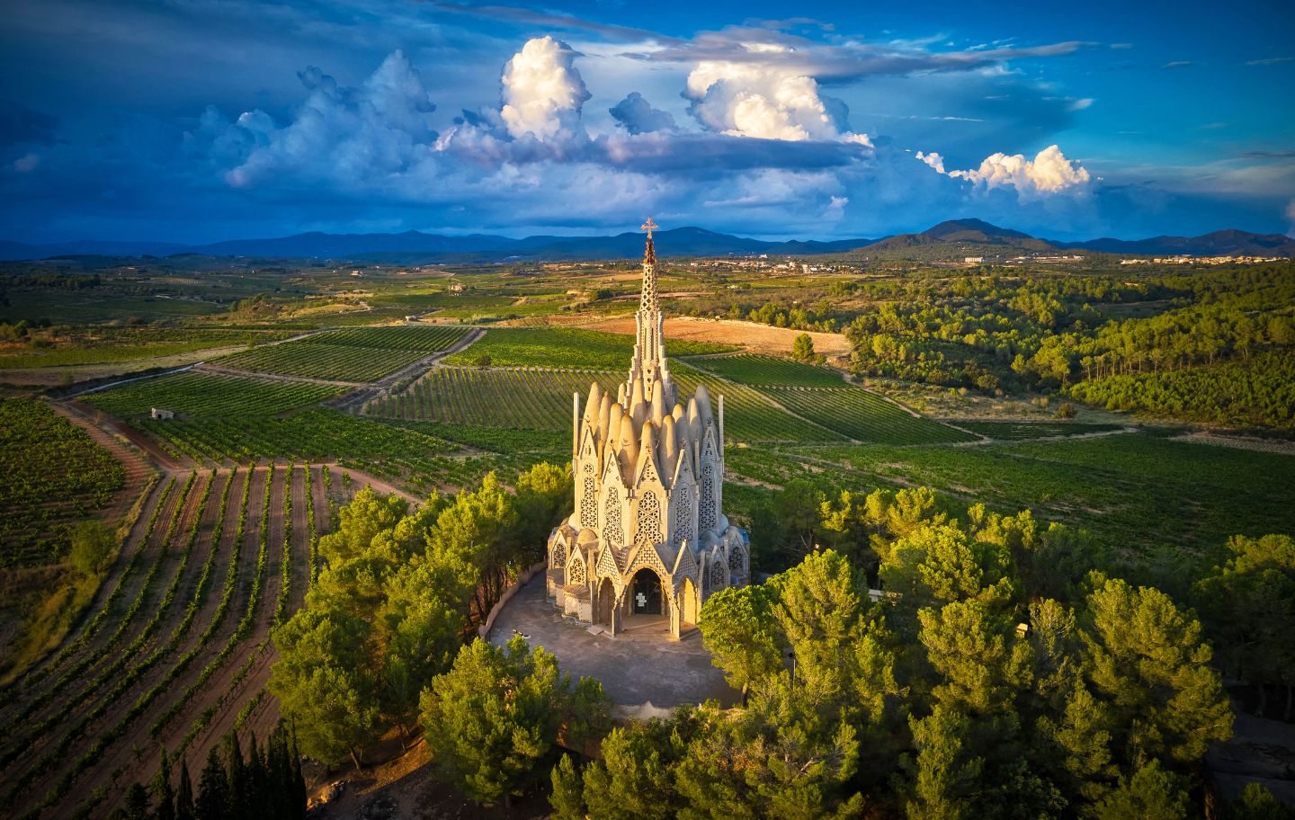 El santuari de la Mare de Déu de Montserrat, a Montferri, és una de les obres més rellevants de l'arquitecte modernista Josep Maria Jujol