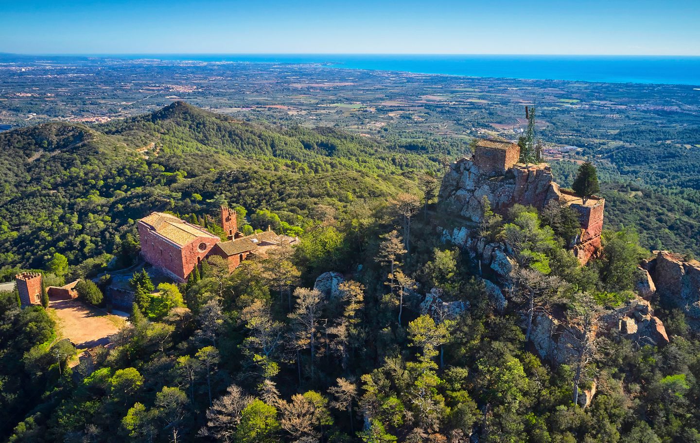 El castell monestir d'Escornalbou és un dels miradors més espectaculars del Baix Camp