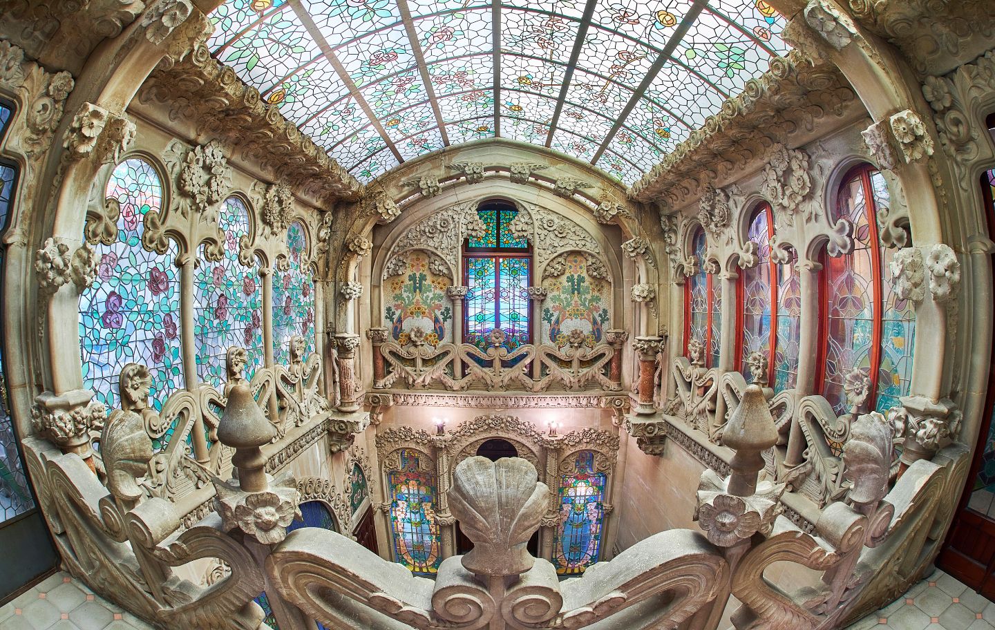 L'interior de la Casa Navàs conserva intactes el mobiliari, els vitralls i la decoració original dissenyada per Lluís Domènech i Montaner