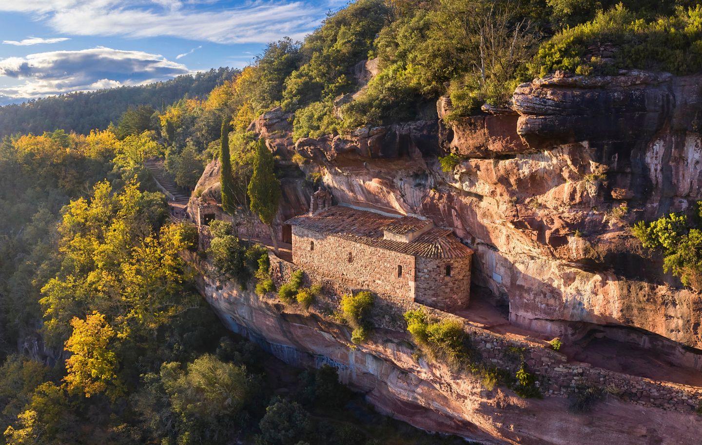 L'ermita de l'Abellera, incrustada dins la cinglera, és una visita obligatòria a Prades