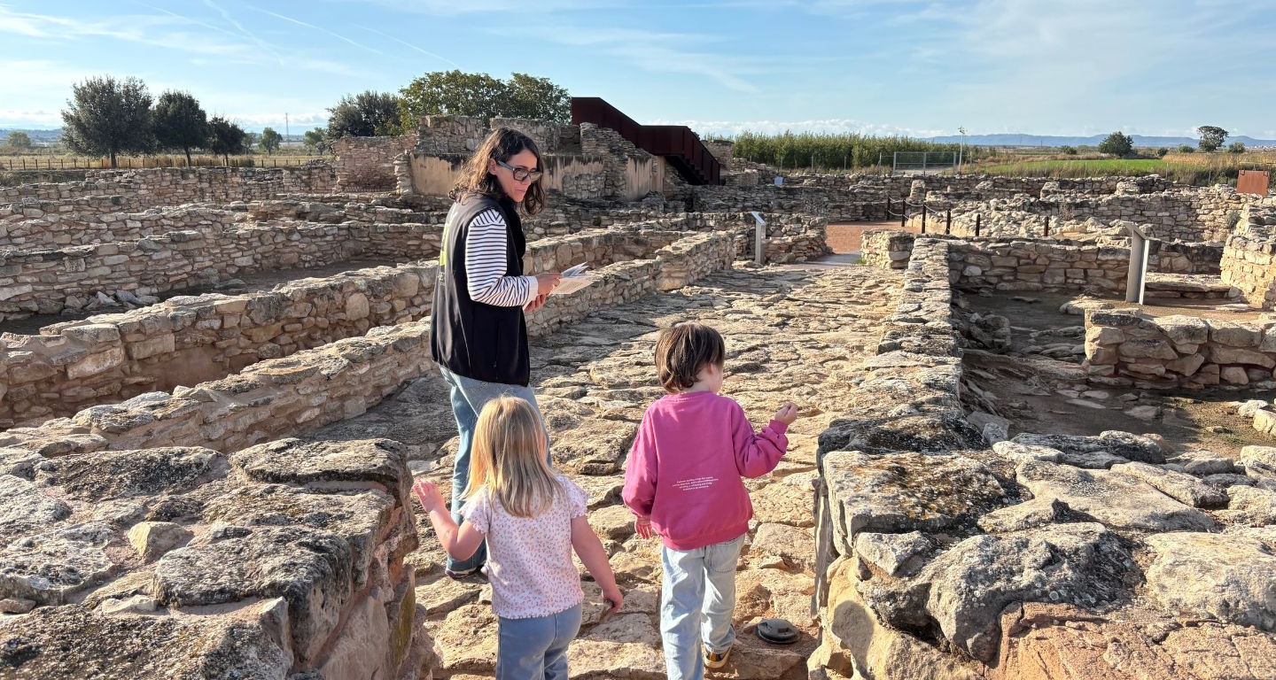 En Roc i la Tanit escolten les explicacions de l'Amanda als Vilars d'Arbeca