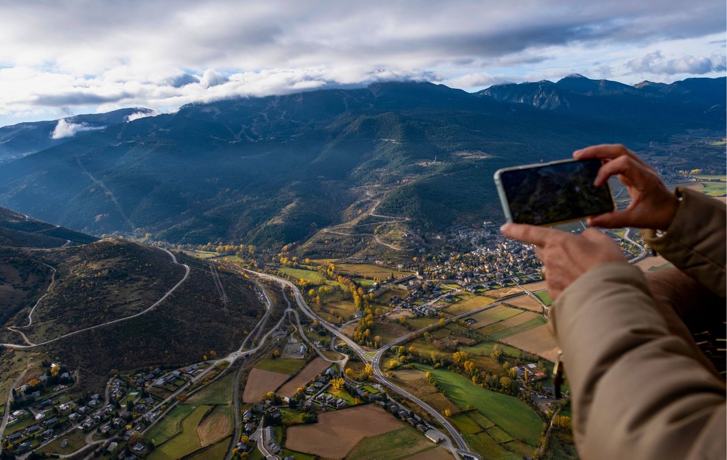 Una fotografia de Puigcerdà i els entorns des de les alçades