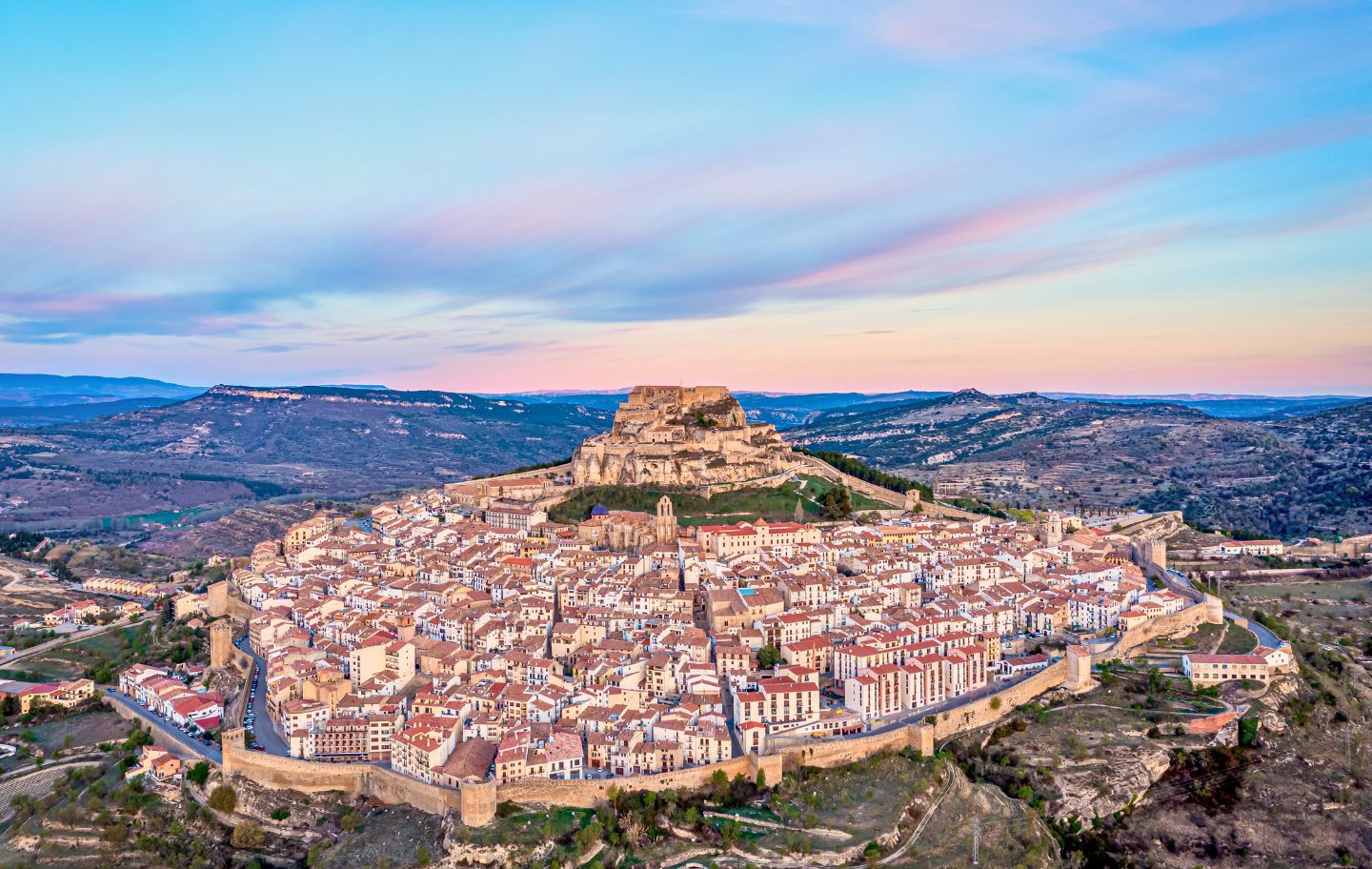 Morella, capital dels Ports, conserva el recinte emmurallat coronat pel castell