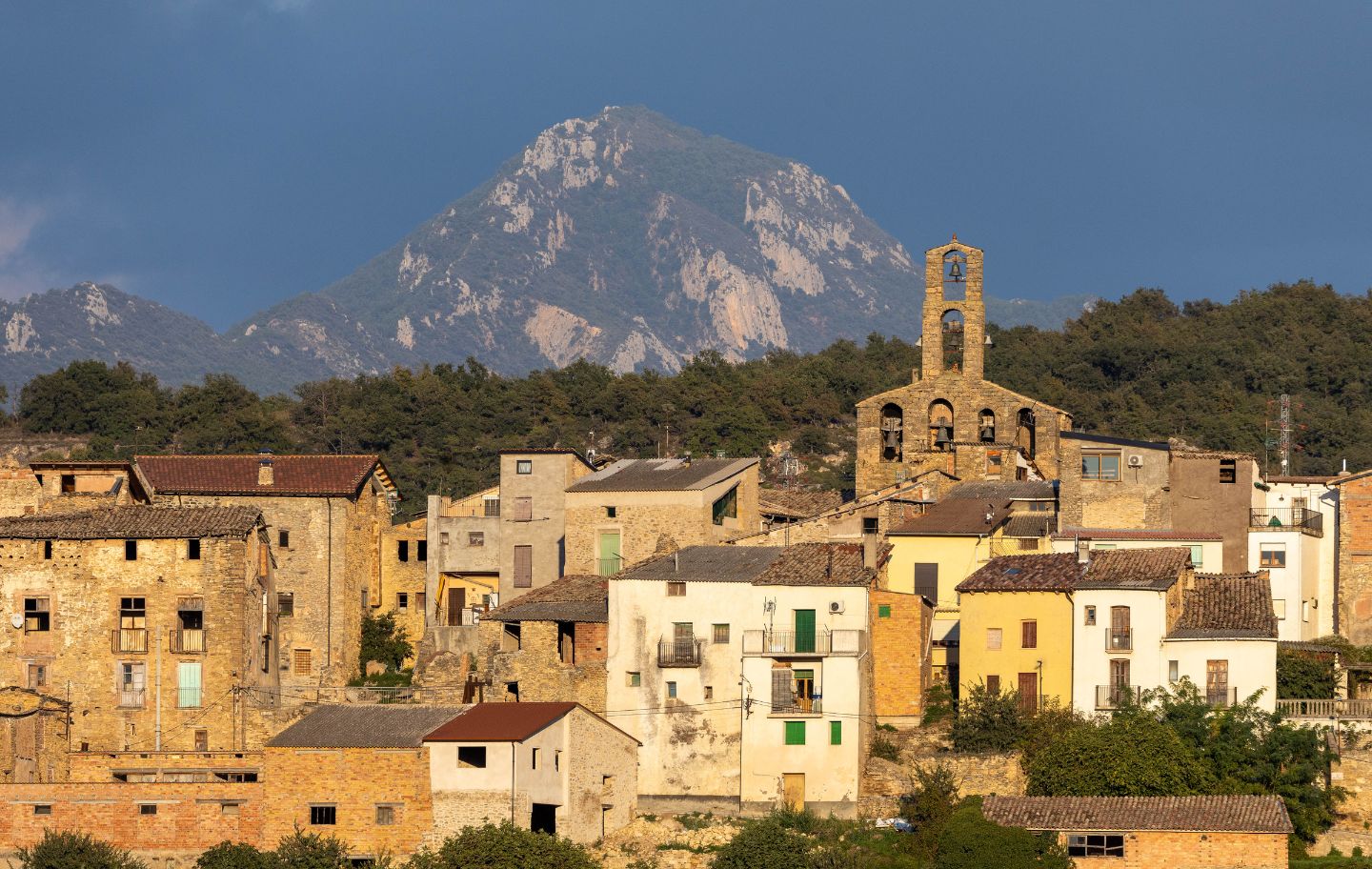 La silueta urbana de Figuerola d'Orcau amb la serra de Carrànima al fons