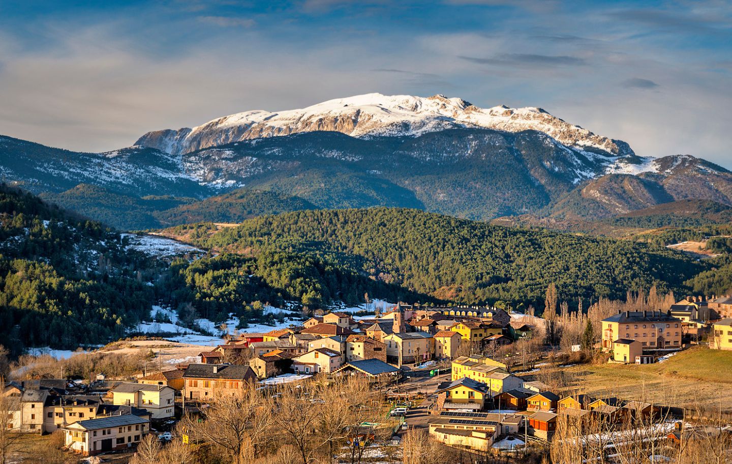 El nucli de les Paüls, amb els cims nevats al fons El nucli de les Paüls, amb els cims nevats al fons