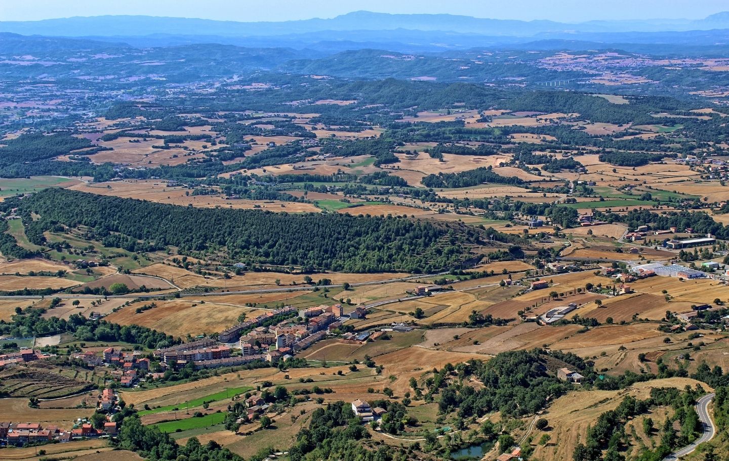 La plana de Berga és un dels paisatges d'aquesta ruta fins al santuari de Queralt