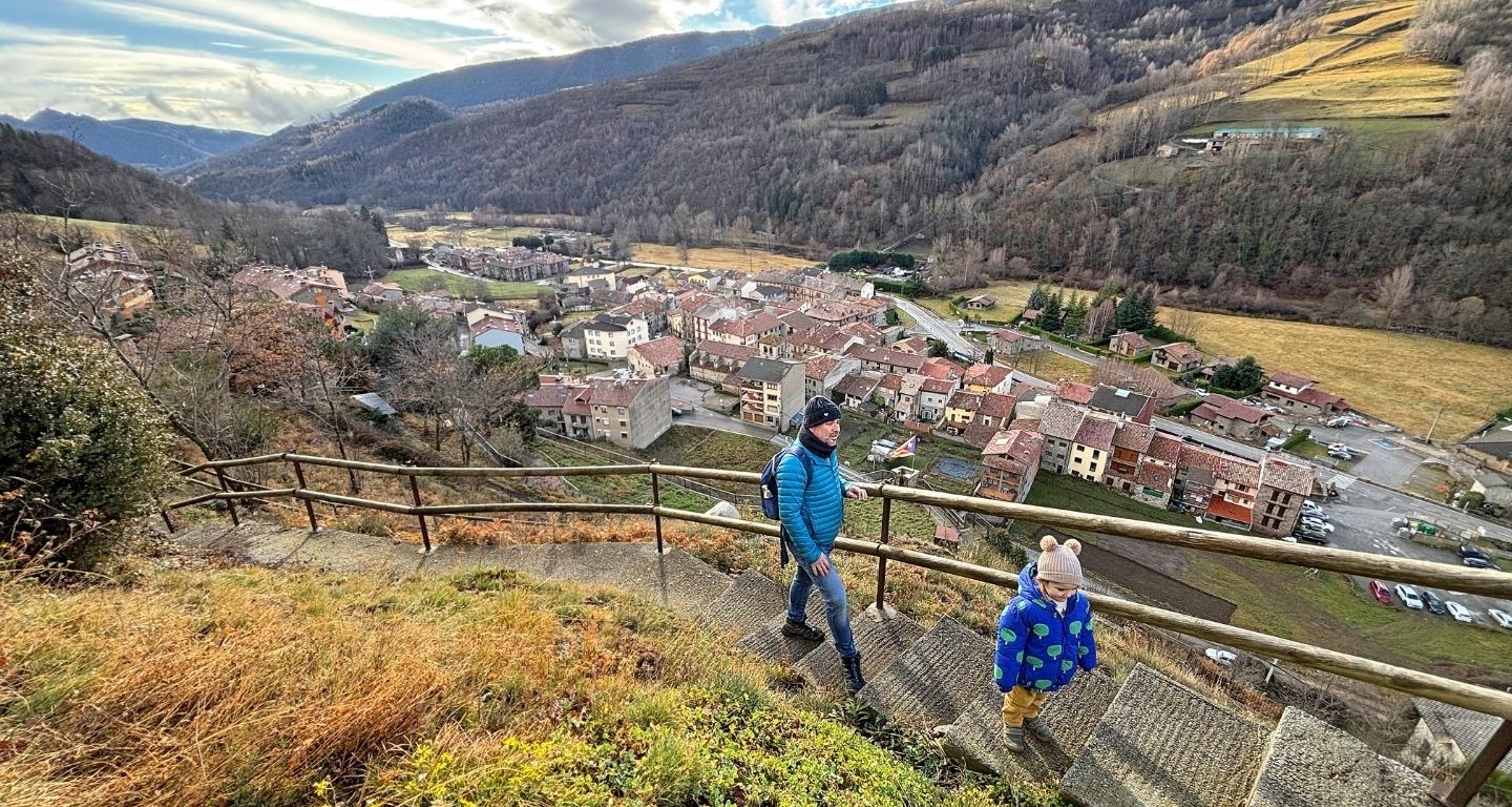 La Tanit i en Carles arriben al mirador del Drac de Vilallonga de Ter La Tanit i en Carles arriben al mirador del Drac de Vilallonga de Ter