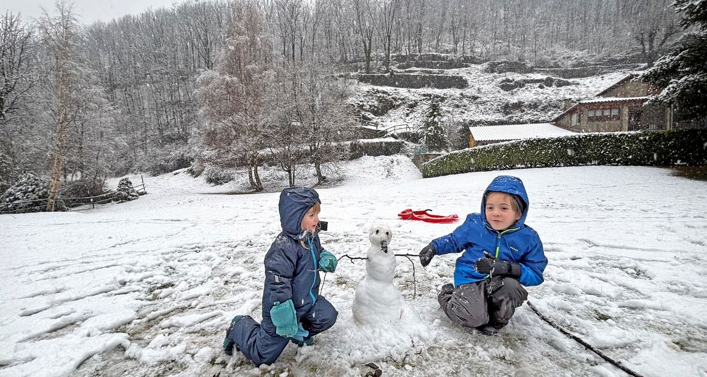 En Roc i la Tanit amb el ninot de neu pìnyat al parc de l'hotel La Coma de Setcases En Roc i la Tanit amb el ninot de neu pìnyat al parc de l'hotel La Coma de Setcases