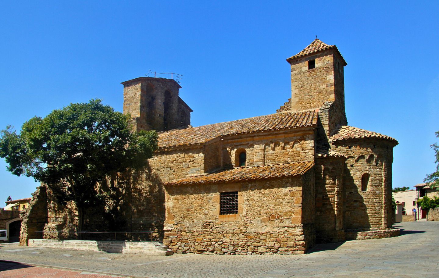 L'església de Sant Pere d'Ullastret és romànica, del segle XII