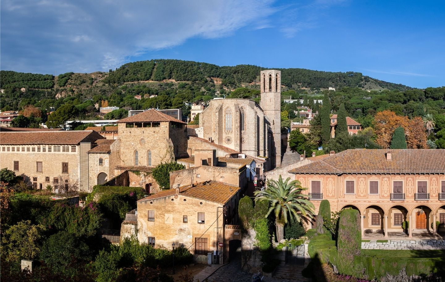 El monestir es troba al peu de la serra de Collserola i, avui, és un espai de transició entre la ciutat i la muntanya El monestir es troba al peu de la serra de Collserola i, avui, és un espai de transició entre la ciutat i la muntanya