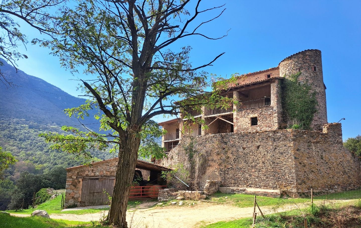 Al mas la Sala, bressol d'en Serrallonga, la pedra encara conserva l'eco de la llegenda i dels segles