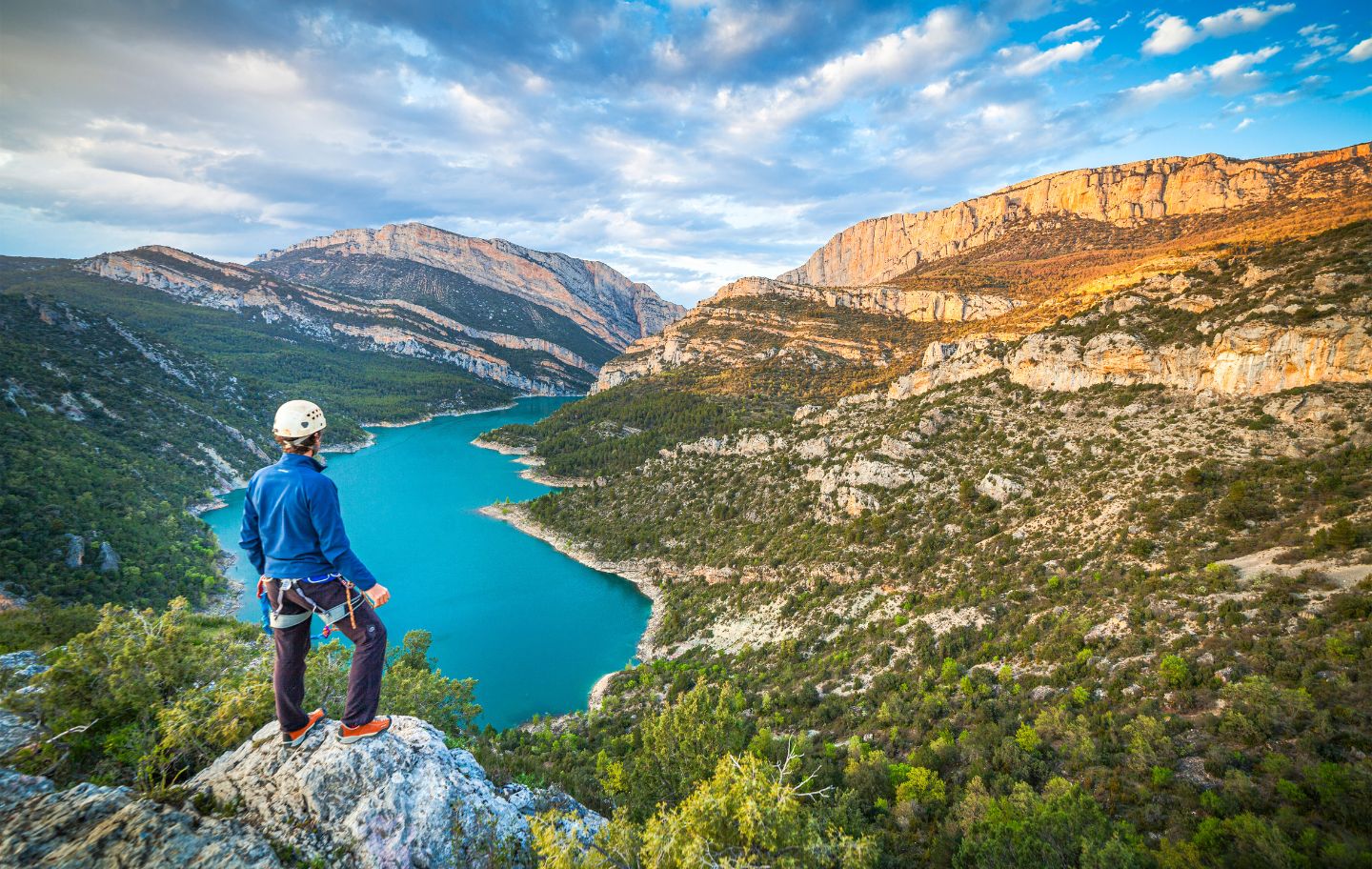 La Noguera Ribagorçana arriba al pantà de Canelles després d’haver desfilat pel congost de Mont rebei, entre el Montsec d’Ares i el de l’Estall, a l’esquerra. La Noguera Ribagorçana arriba al pantà de Canelles després d’haver desfilat pel congost de Mont rebei, entre el Montsec d’Ares i el de l’Estall, a l’esquerra.