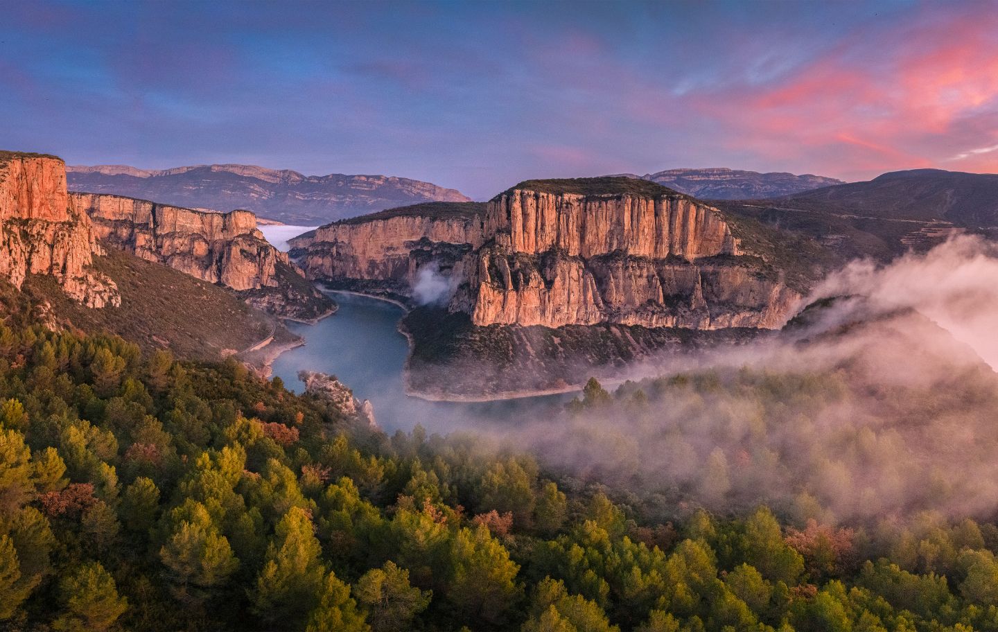 Lo Pas de la Vall és un estret per on passa la Noguera Pallaresa encara a dins del pantà de Camarasa, que és allargassat. Al fons, hi ha el Montsec d’Ares i el de Rúbies, que treu el cap a la dret