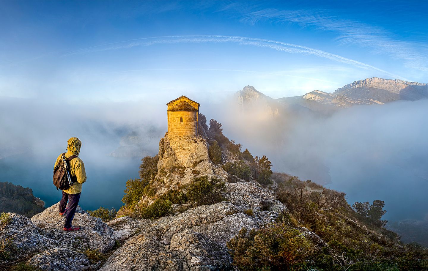 L'ermita de la Mare de Déu de la Pertusa, entre la boira