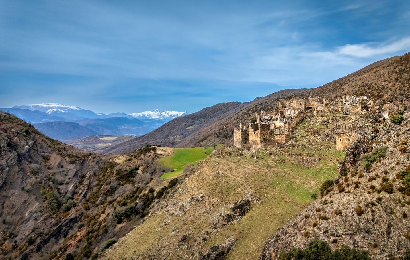 Erillcastell s'alça imponent dalt d'un promontori, amb una vista privilegiada de la vall; la fortalesa va ser el centre del comtat d'Erill