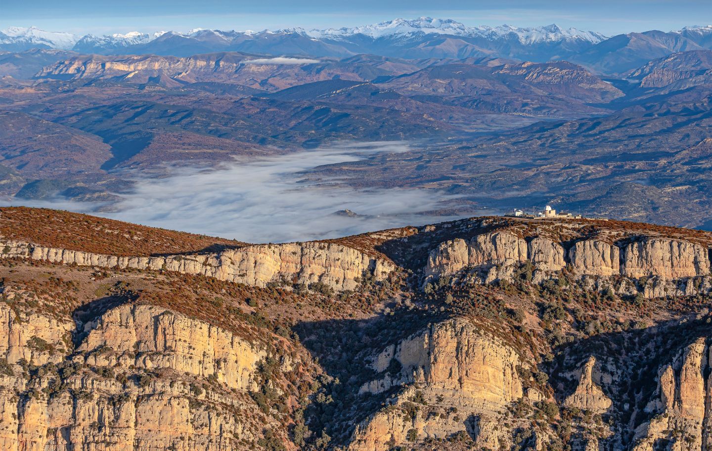 L’Observatori del Montsec, situat a 1.570 metres d’altitud, a tocar del coll d’Ares, té tres telescopis