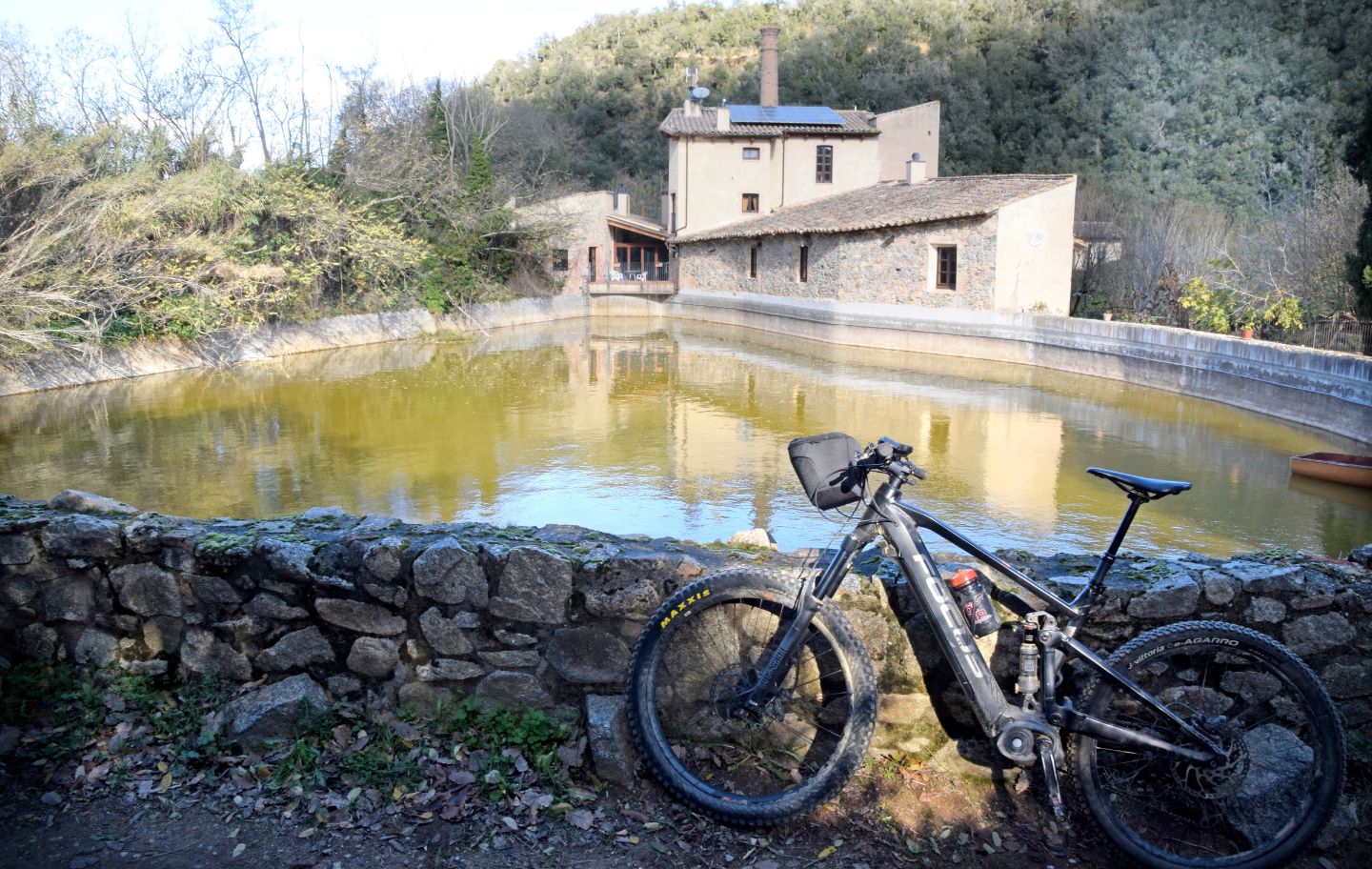 Vista del Molí de Can Moner, amb massís de Cadiretes