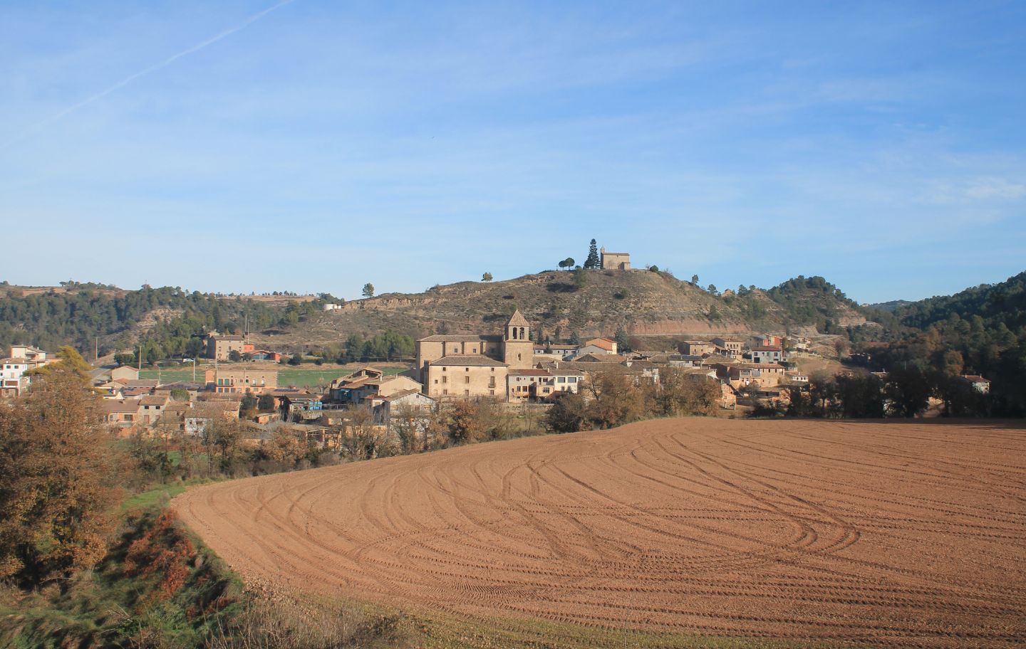 Oristà amb l’ermita de Sant Sebastià al fons