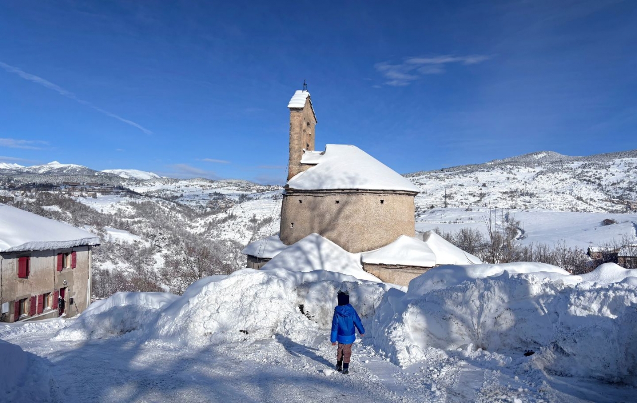 En Roc camina cap a l'església de Santa Maria de Planès que te la particularitat de ser de planta rodona En Roc camina cap a l'església de Santa Maria de Planès que te la particularitat de ser de planta rodona