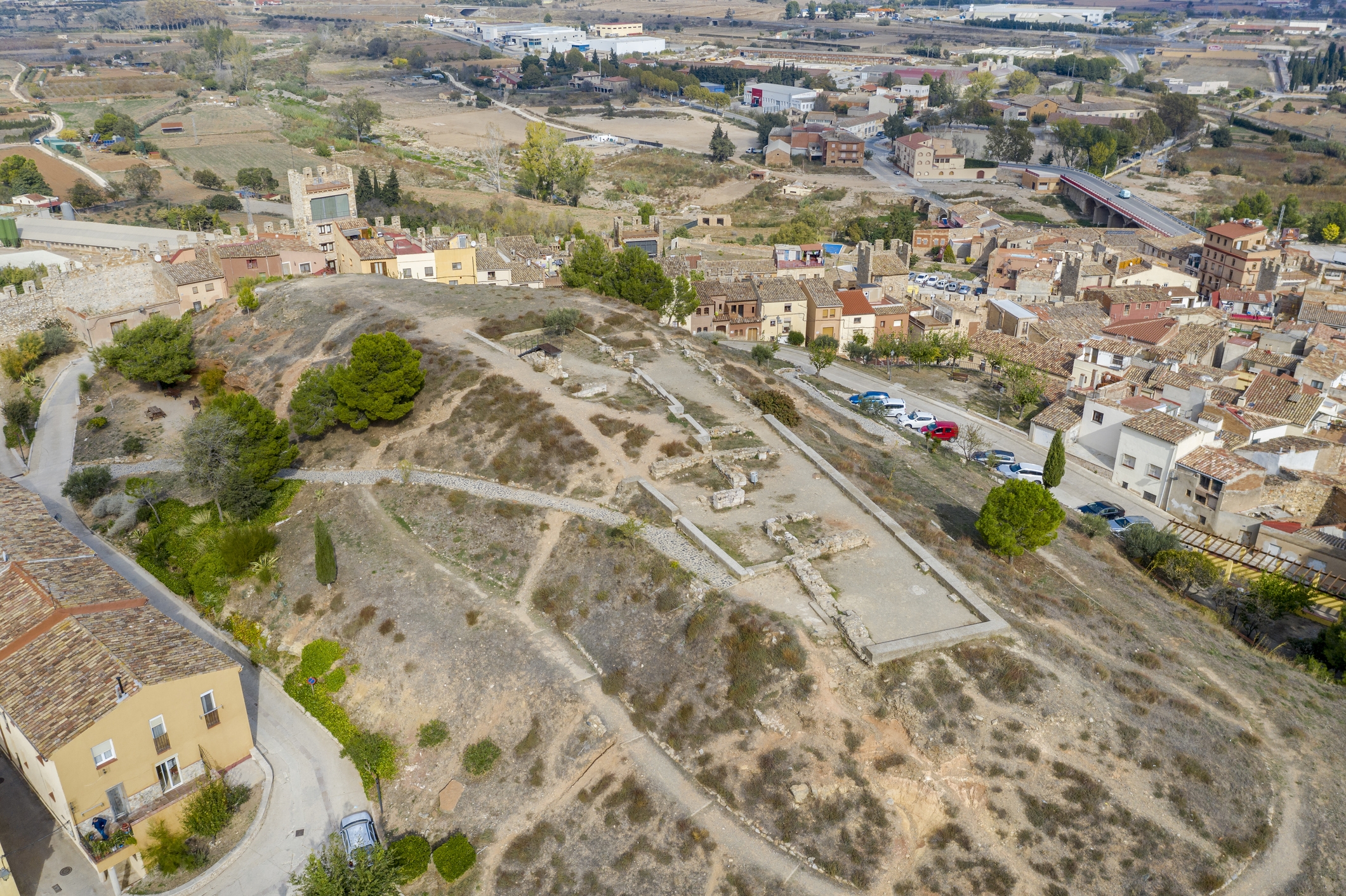 Als peus del turó de Santa Bàrbara, trobem altiu el poble de Montblanc, envoltat per les muralles que l'han resguardat al llarg dels anys