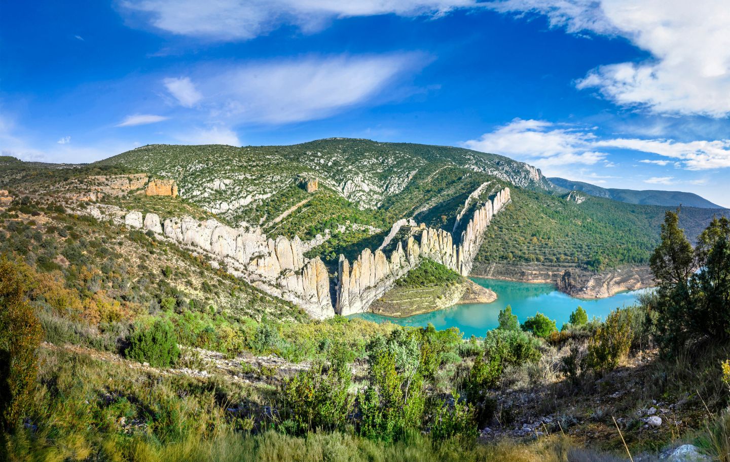 La majestuosa muralla de Finestres, al Montsec d'Estall, s'alça com una paret de roca impressionant