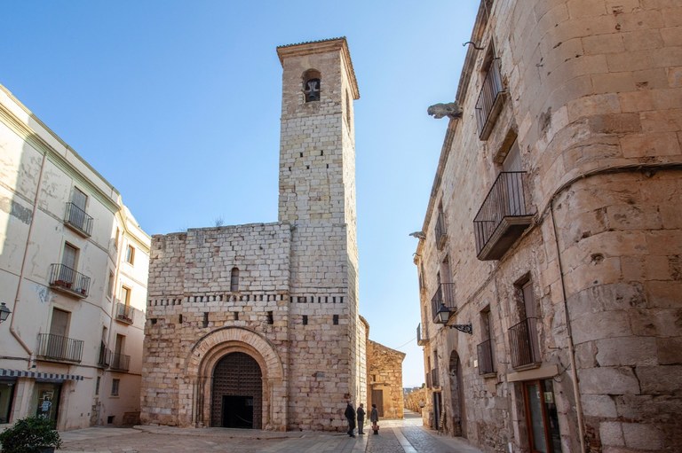 La façana romànica de l'església de Sant Miquel us dona la benviguda a la seva destacada història 