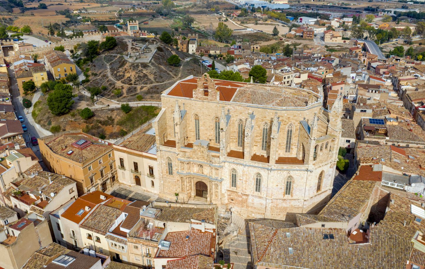 L'església de Santa Maria la Major abraçada pel poble de Montblanc