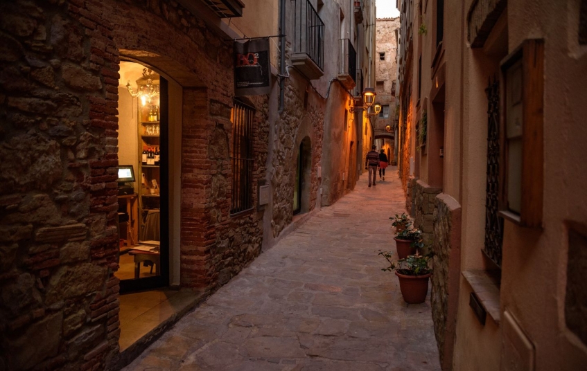 El carrer Sant Joan, testimoni de la història de la vila El carrer Sant Joan, testimoni de la història de la vila