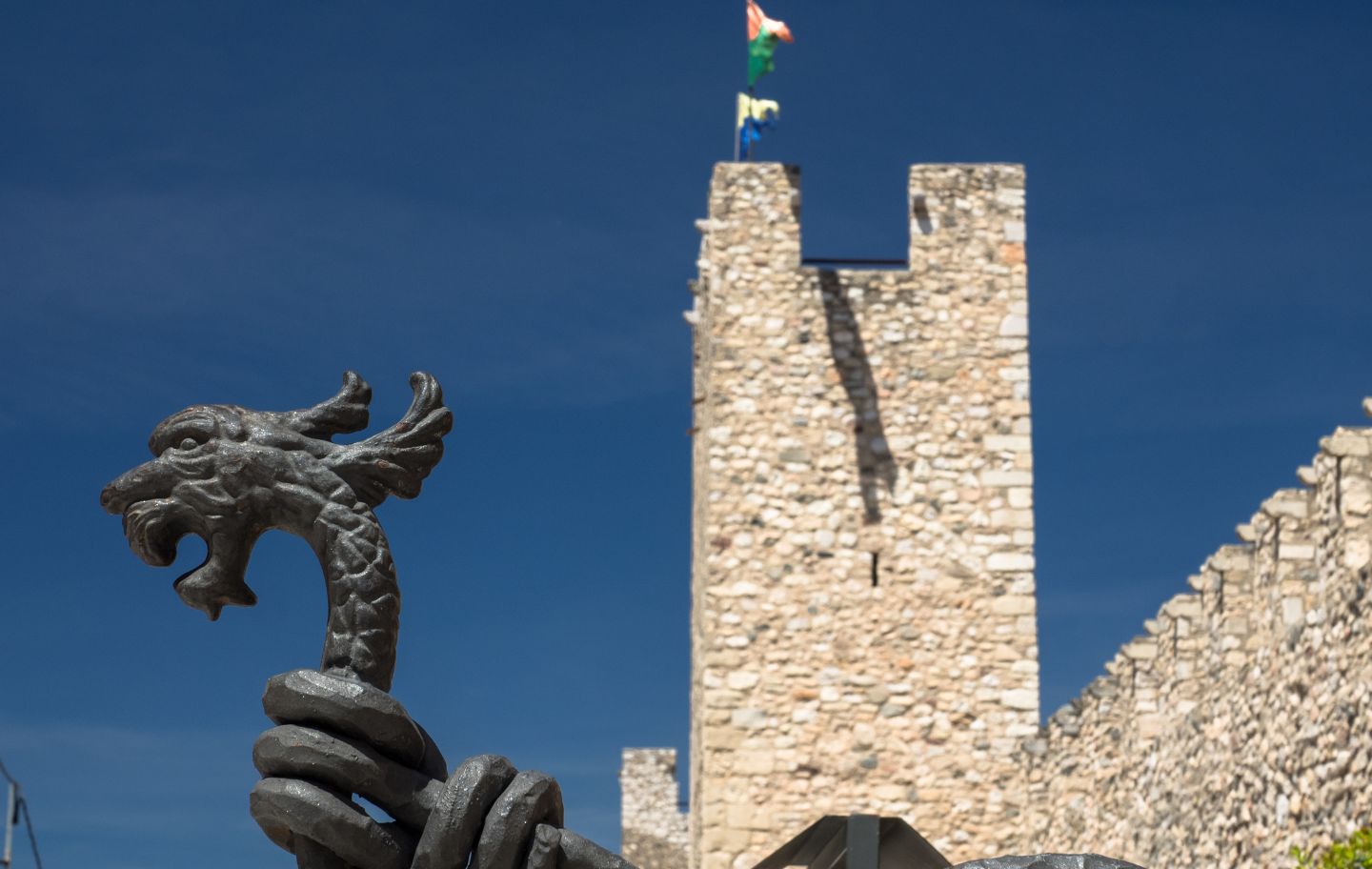 El Portal de Sant Jordi, entrada a la vila, custodiat per dos dracs fets amb ferro forjat