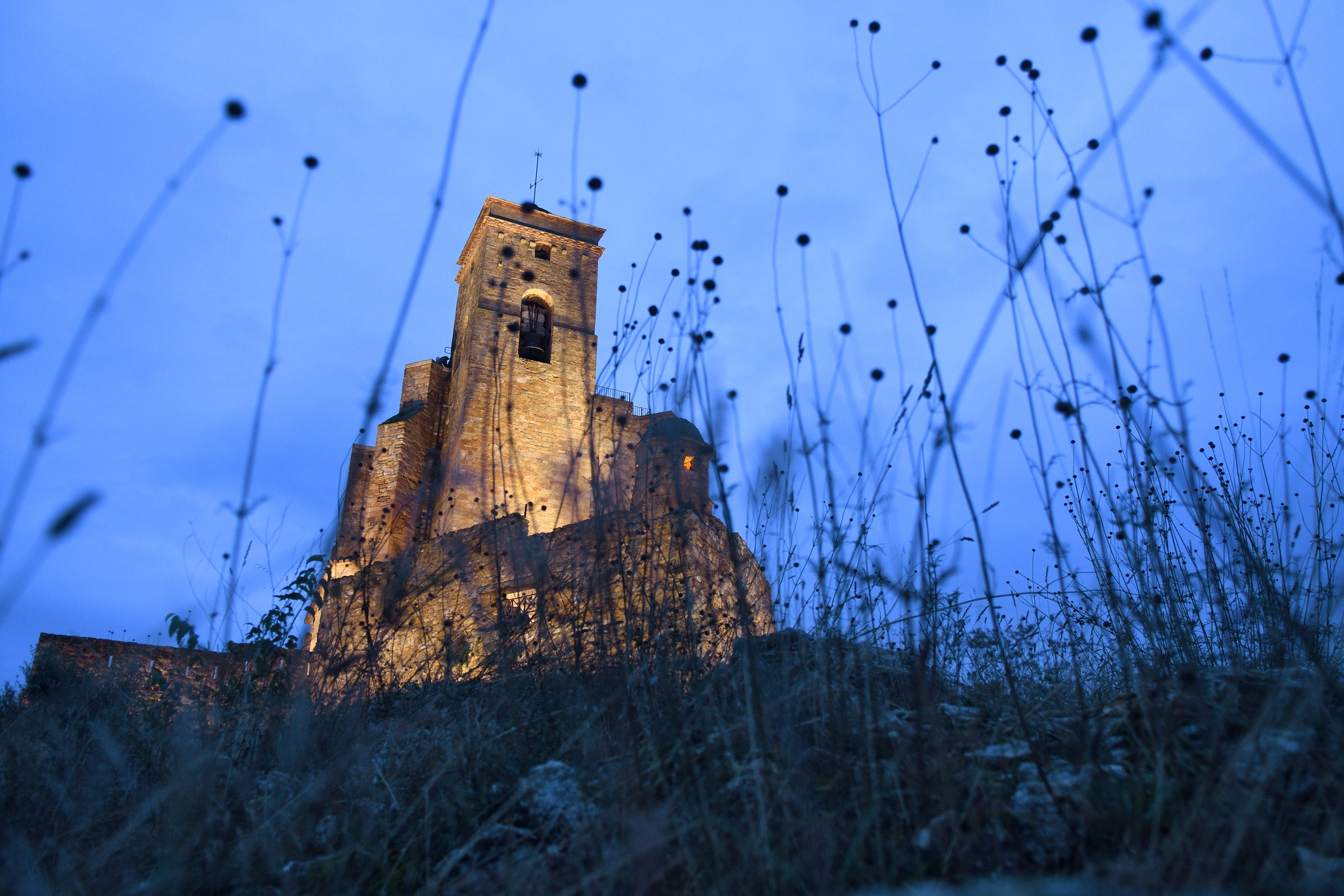 El castell de Benavarri és una fortalesa que va ser palau dels comtes de Ribagorça