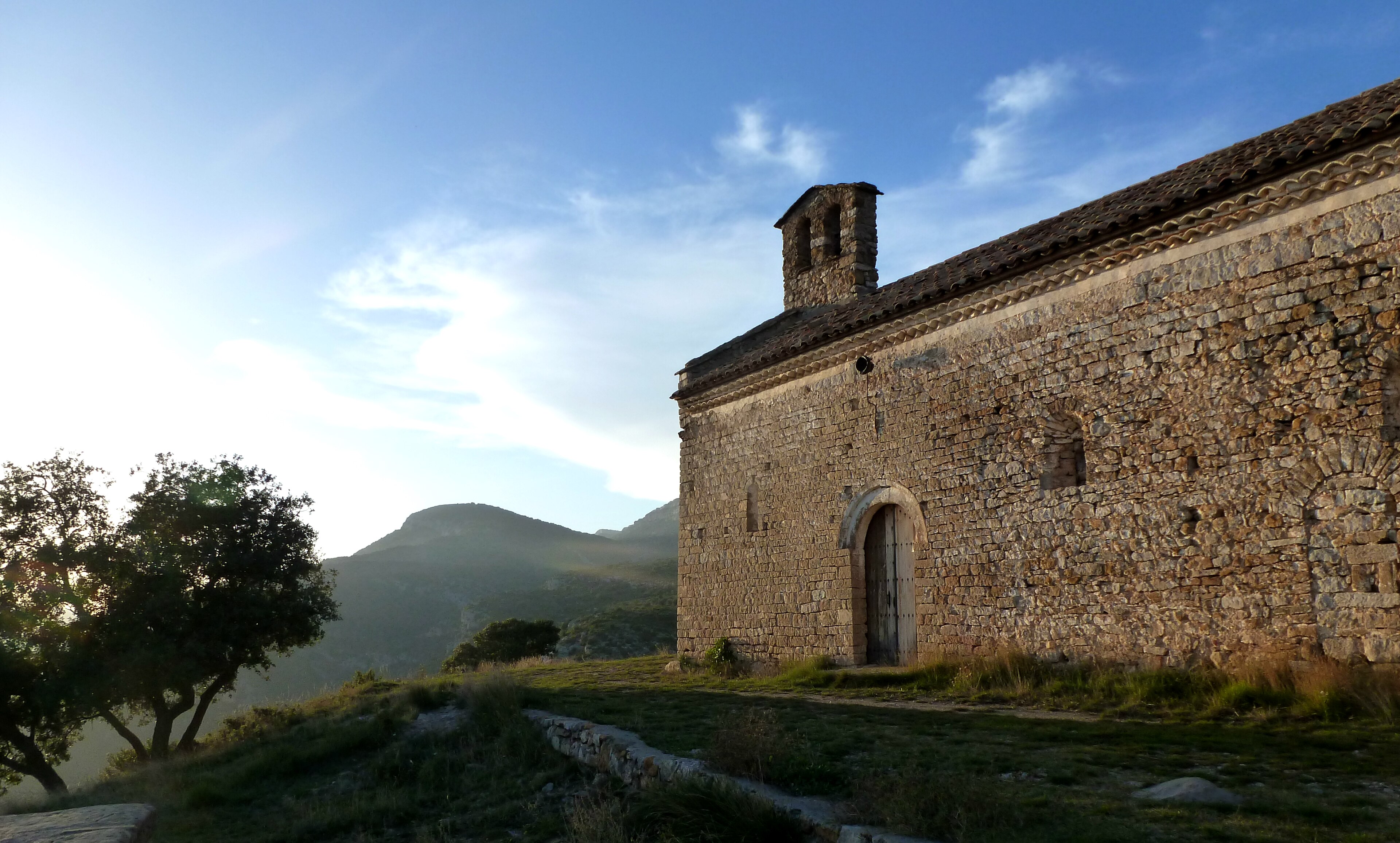 L'església de la Mare de Deu del Puig de Meià es troba al turó de Vilanova de Meià