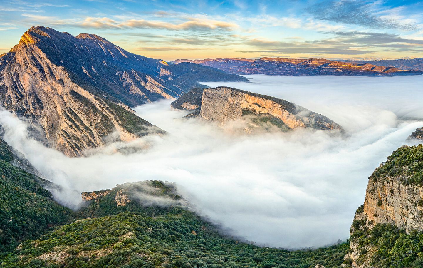 Les parets verticals, com la de Terradets i la roca Regina, dominen el paisatge del Montsec