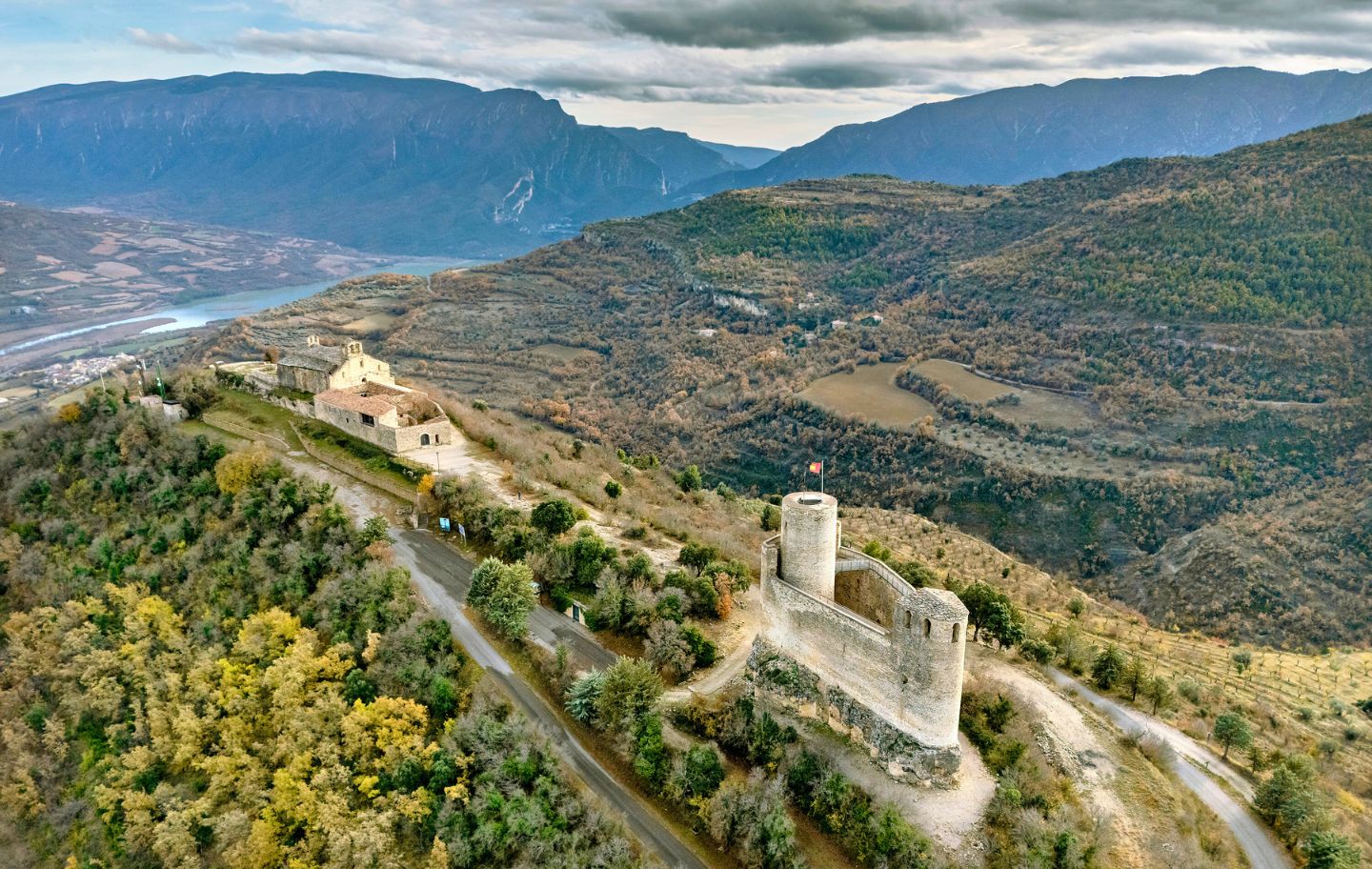 Vista aèria del castell de Mur i la canònica de Santa Maria de Mur