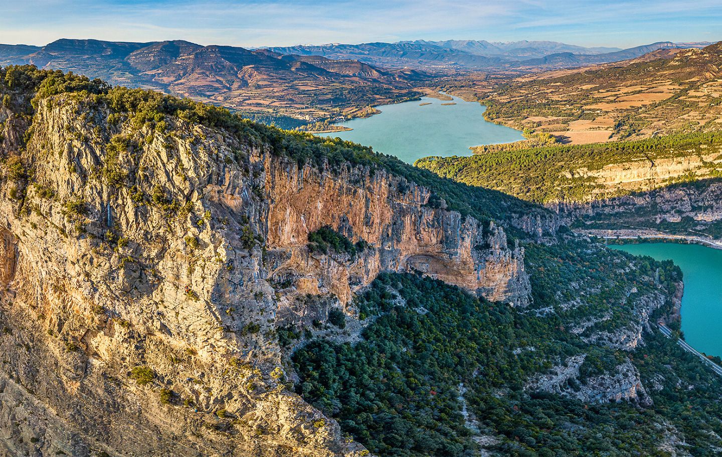 La roca Regina, amb el pantà de Terradets al fons
