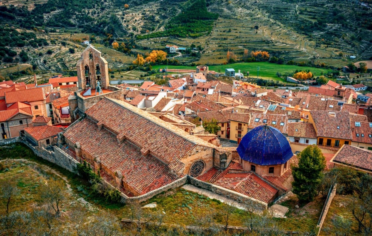 La característica cúpula blava de la basílica de Santa Maria de Morella