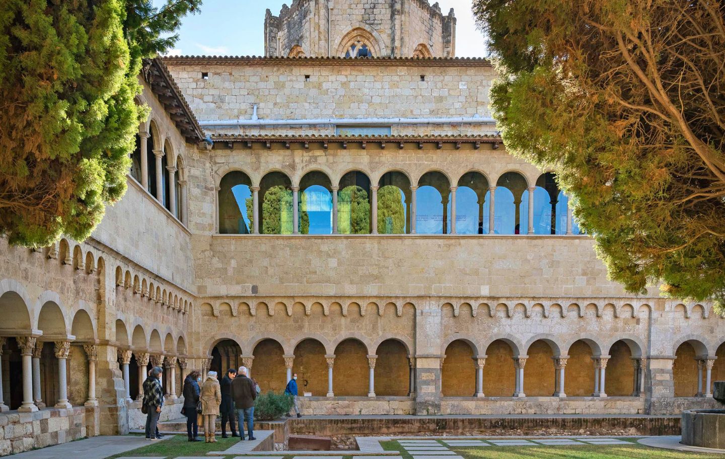 El claustre del monestir de Sant Cugat presenta 144 capitells amb escences bíbliques, motius florals i escenes de la vida monàstica