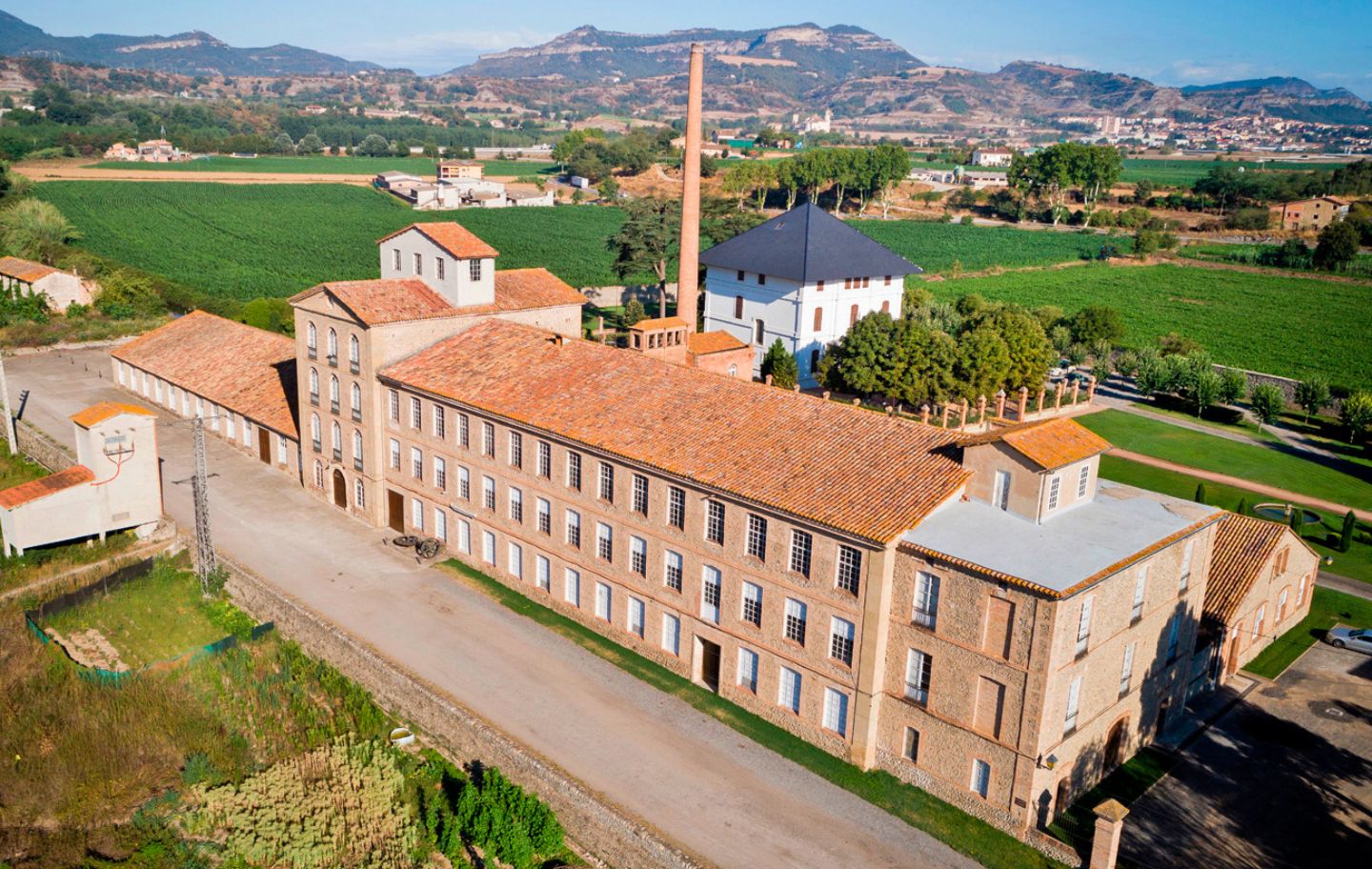 La Colònia Rusiñol, que va ser residència de Santiago Rusiñol, va produir filatures de cotó fins que va tancar el 2009