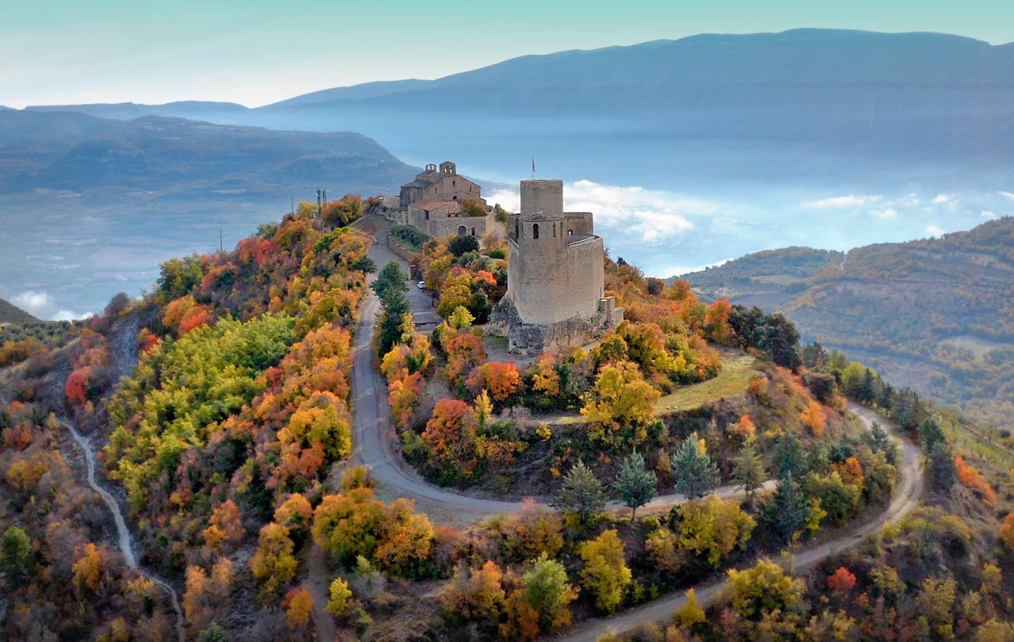 L'imponent castell de Mur i la Col·legiata de Santa Maria de Mur dominen la Conca de Tremp