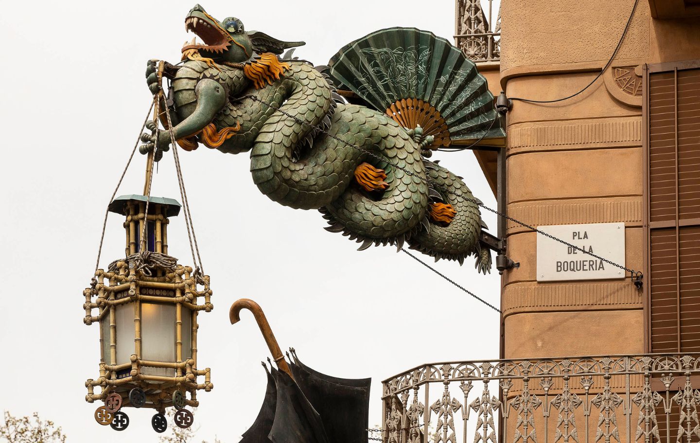 La Casa Bruno Cuadros o dels Paraigües, al bell mig de la Rambla, té la façana diferents dracs d'estil japonès
